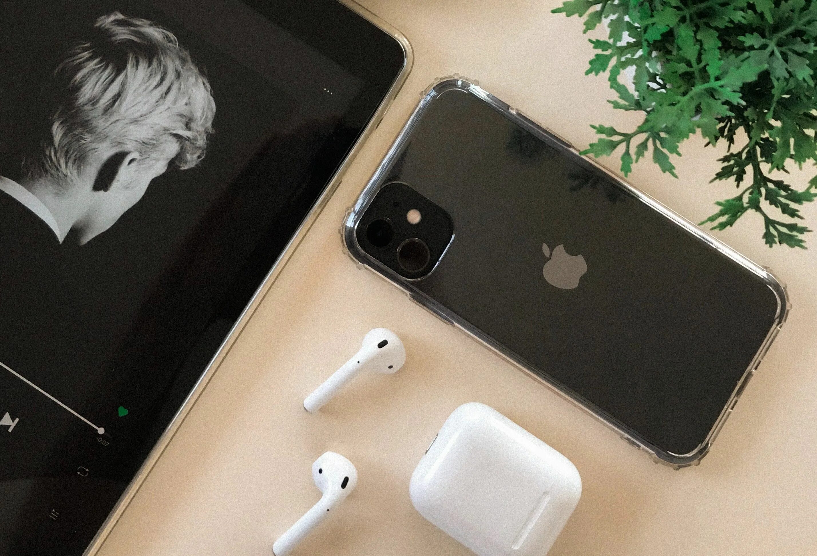 Айфон 11 с рук. Iphone 14 AIRPODS. Apple iphone 11 черный. Айфон 12 и аирподсы. Iphone 13 Promax Earpods.