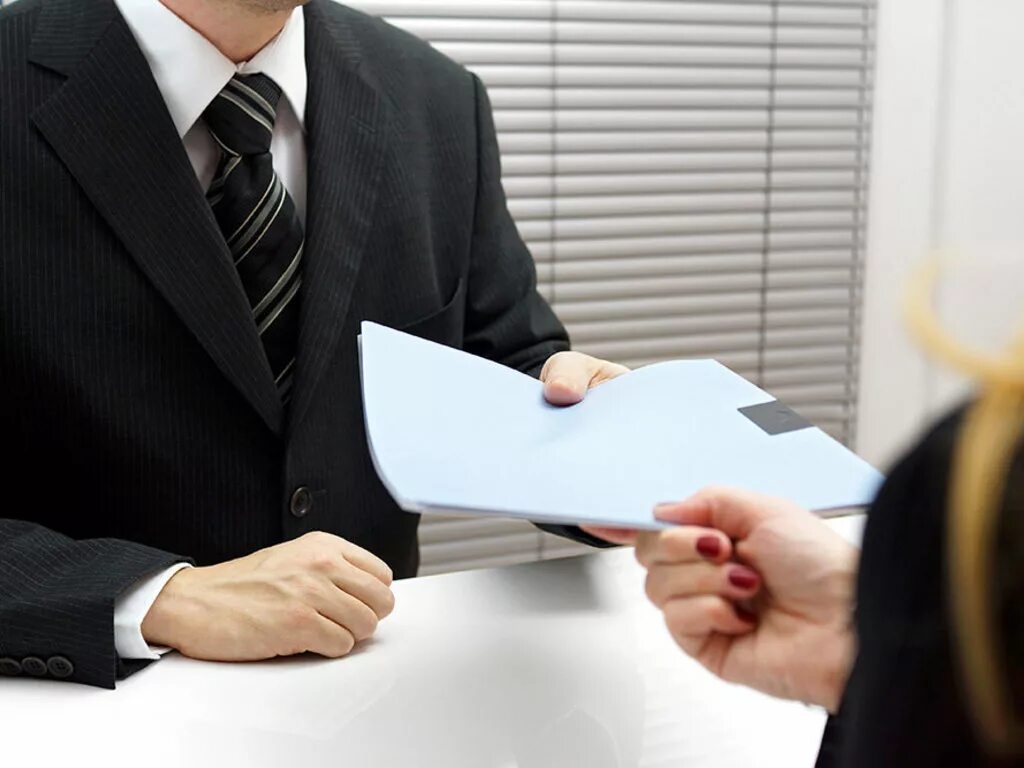 Передача документов руководителю. Документы в руках. Работник и работодатель. Передача документов. Человек с документами.