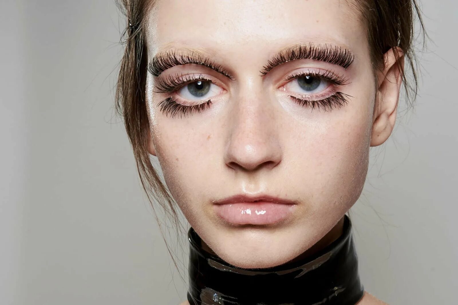 Модный тренд брови. Модный макияж. Брови тренд 2021. Брови 2022 модные. Модный тренд брови.