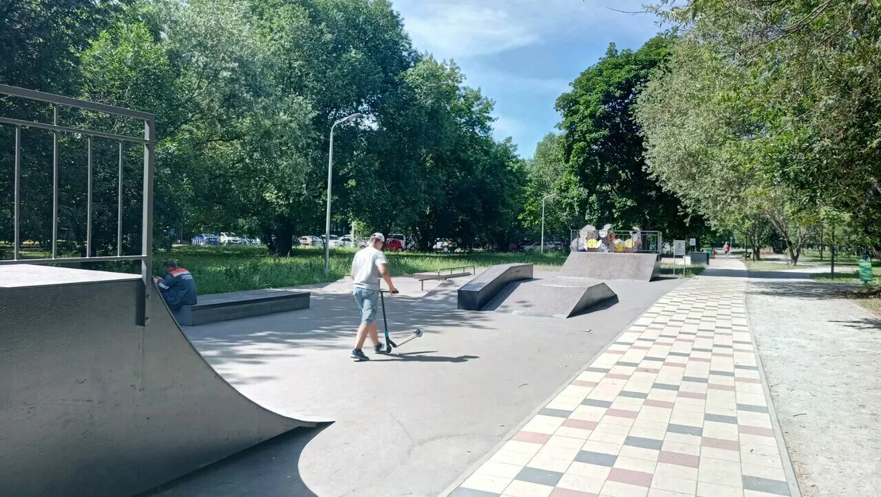 Парк бригантина в коптево. Парк Бригантина в Коптево скейтпарк. Скейт парк Коптевский бульвар Москва. Скейт парк на Коптевском бульваре. Коптевский бульвар Москва скейт парк Бригантина.