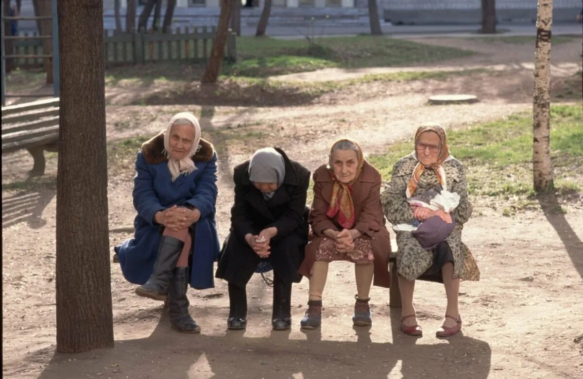 Бабушка в городе. Старуха с палочкой. Бабушки на лавочке у подъезда. Бабушка с палочкой. Бабушка в городе.
