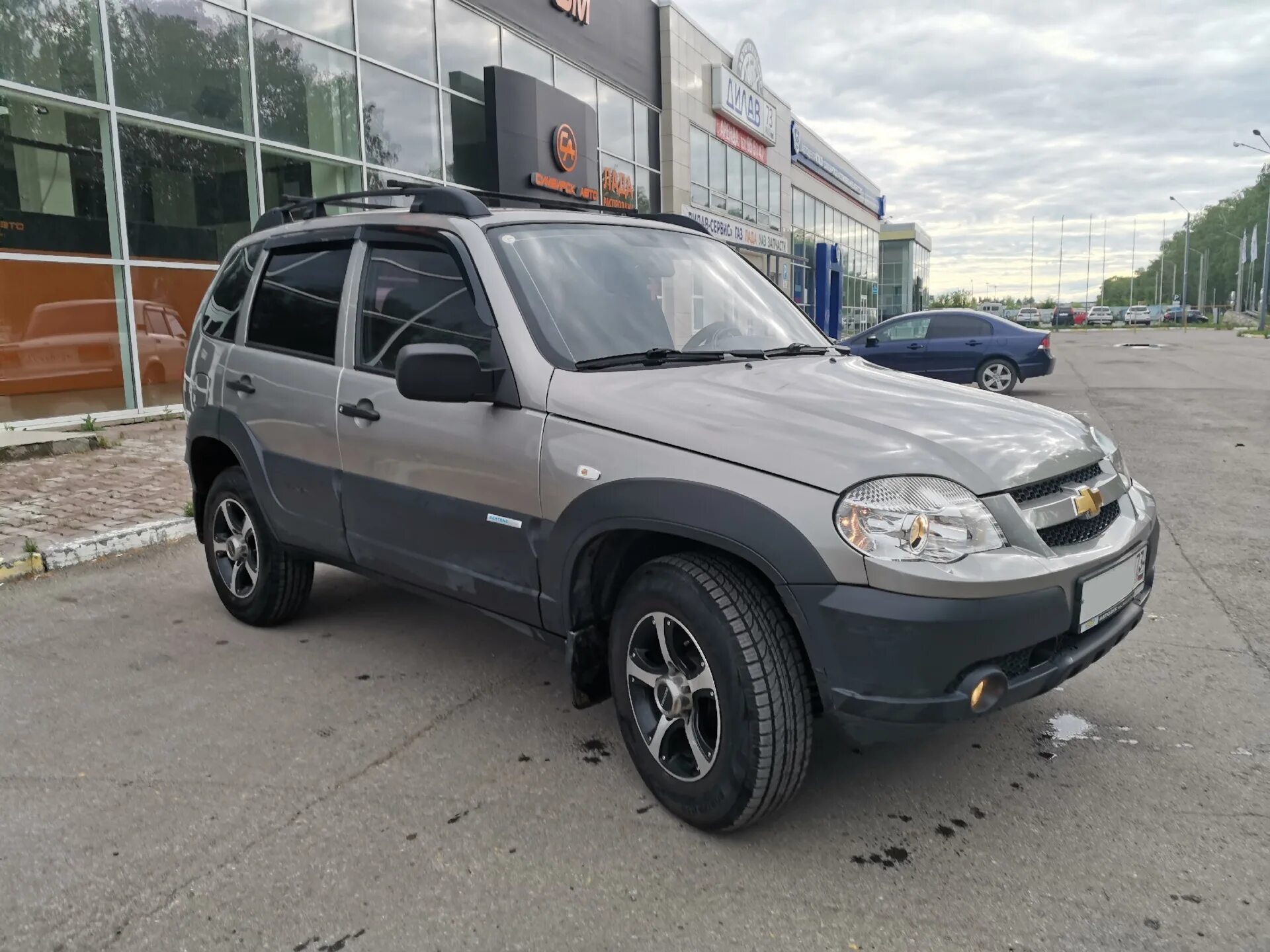 Нива шевроле бертоне фото Купить б/у Chevrolet Niva I Рестайлинг 1.7 MT (80 л.с.) 4WD бензин механика в Ни