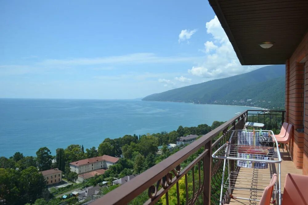 аренда дома в абхазии. гостевой дом комфорт цандрипш абхазия. братьев джинджолия 10. бунгало абхазия пицунда. дом у моря абхазия агудзера.