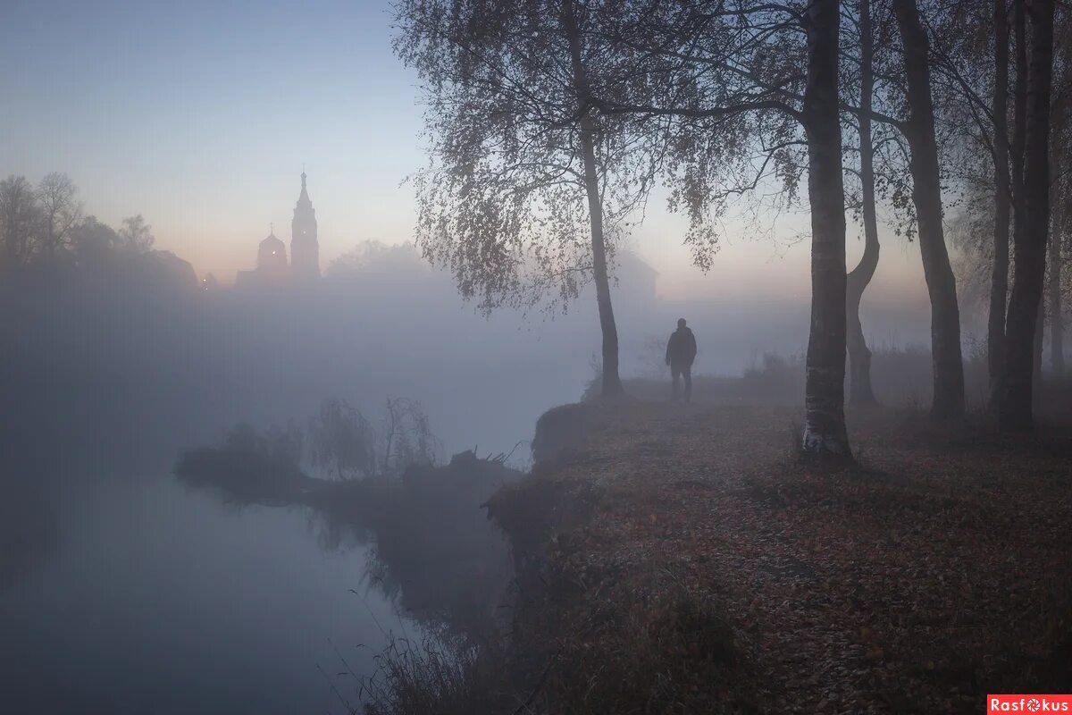 парень уходит в туман. туманное утро. силуэт в тумане. суздаль. солдат в тумане.
