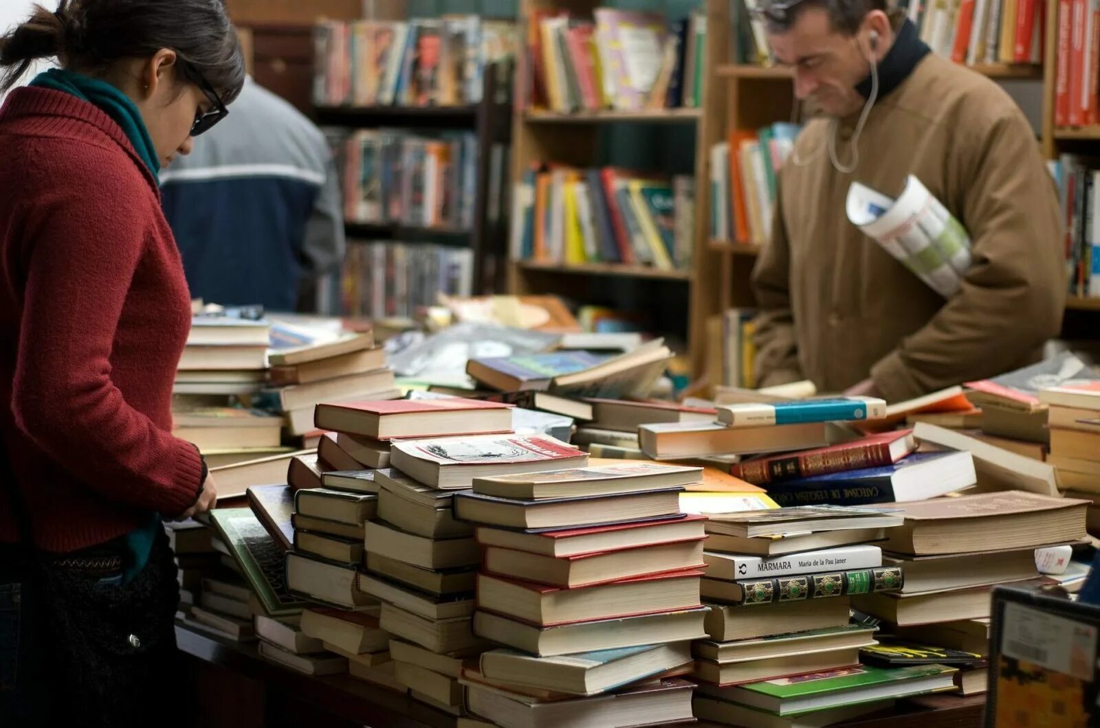Картинка читающая страна. Люди в библиотеке. Книжки в библиотеке. Читатели в библиотеке. Читатель с книгой.