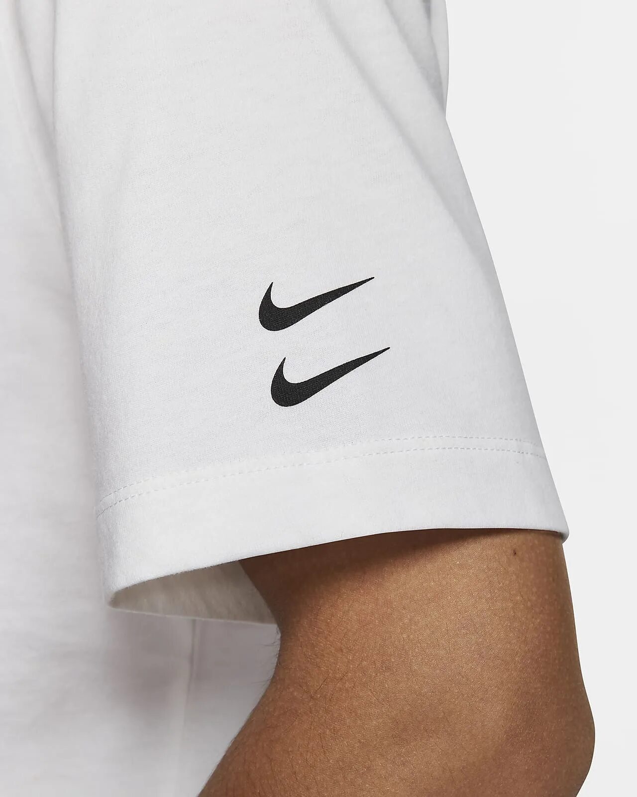 Двойной найк. Футболка Nike Swoosh белая. Коллекция Nike Sportswear Swoosh. Футболка найк Swoosh logo. Зипка найк Swoosh белая.