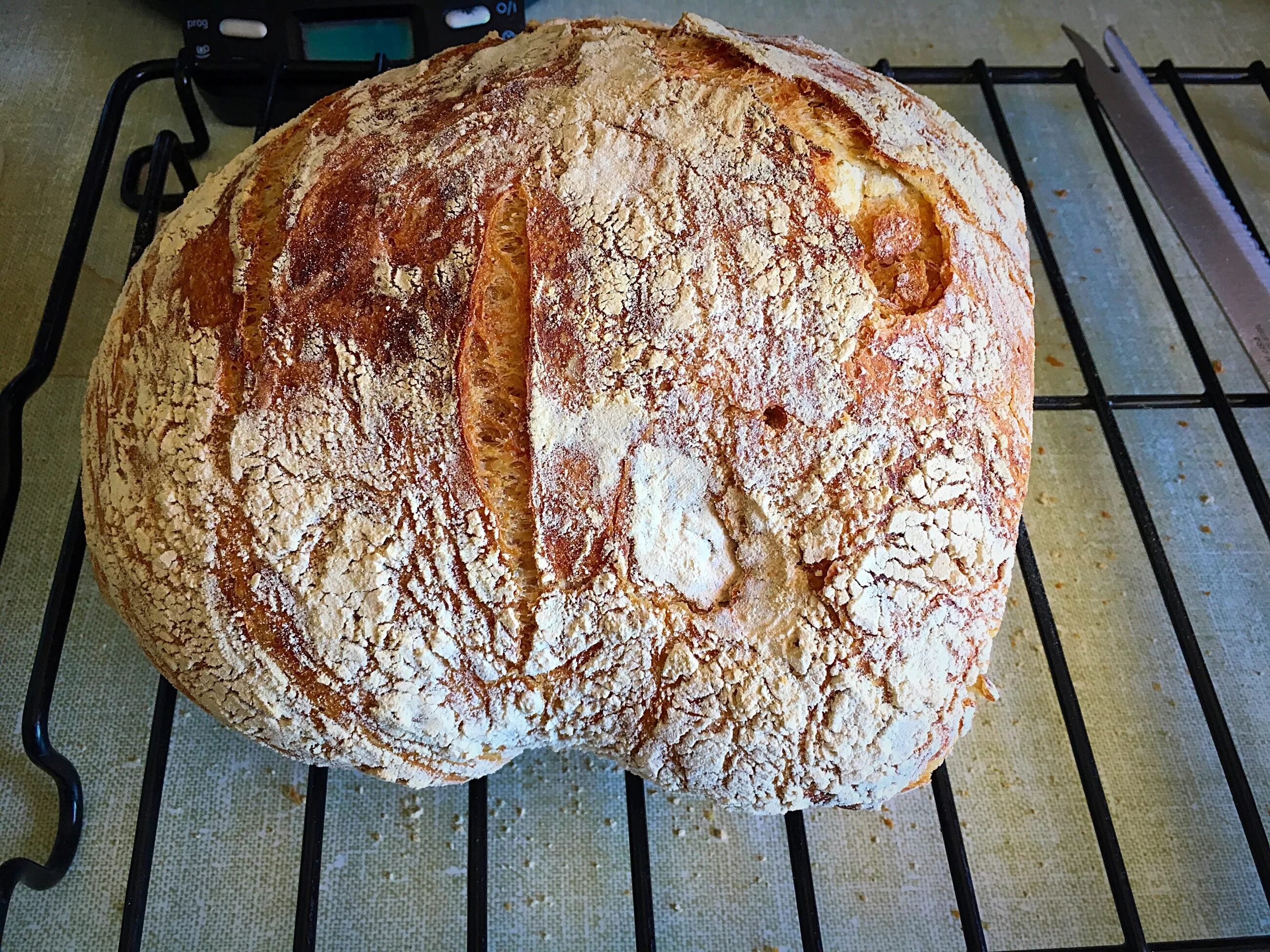 Хлеб в духовке видео. Выпечка хлеба в духовке. Хлеб в печи. Эгине хлеб на закваске. Выпечка хлеба дома в духовке.