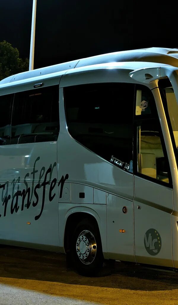 Зеркало боковое автобус. Зеркало боковое автобус лиаз. Горный автобус. Автобус ночью. Зеркальный автобус.