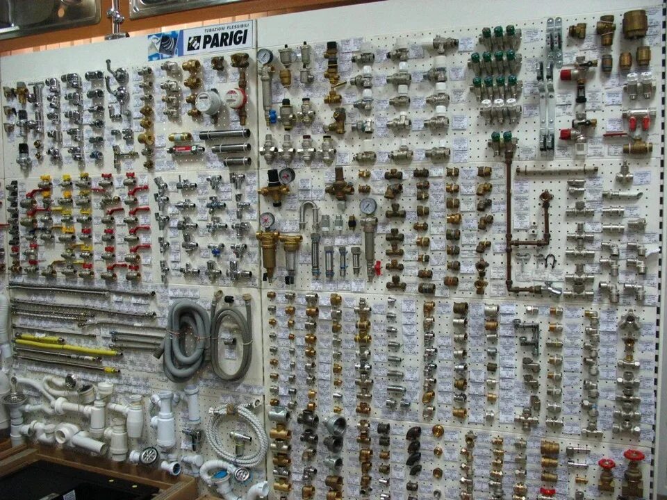 Магазин инженерной сантехники. Магазин инженерной сантехники. Магазин сантехники фитинги. Витрина для фитингов. Витрина магазина сантехники.