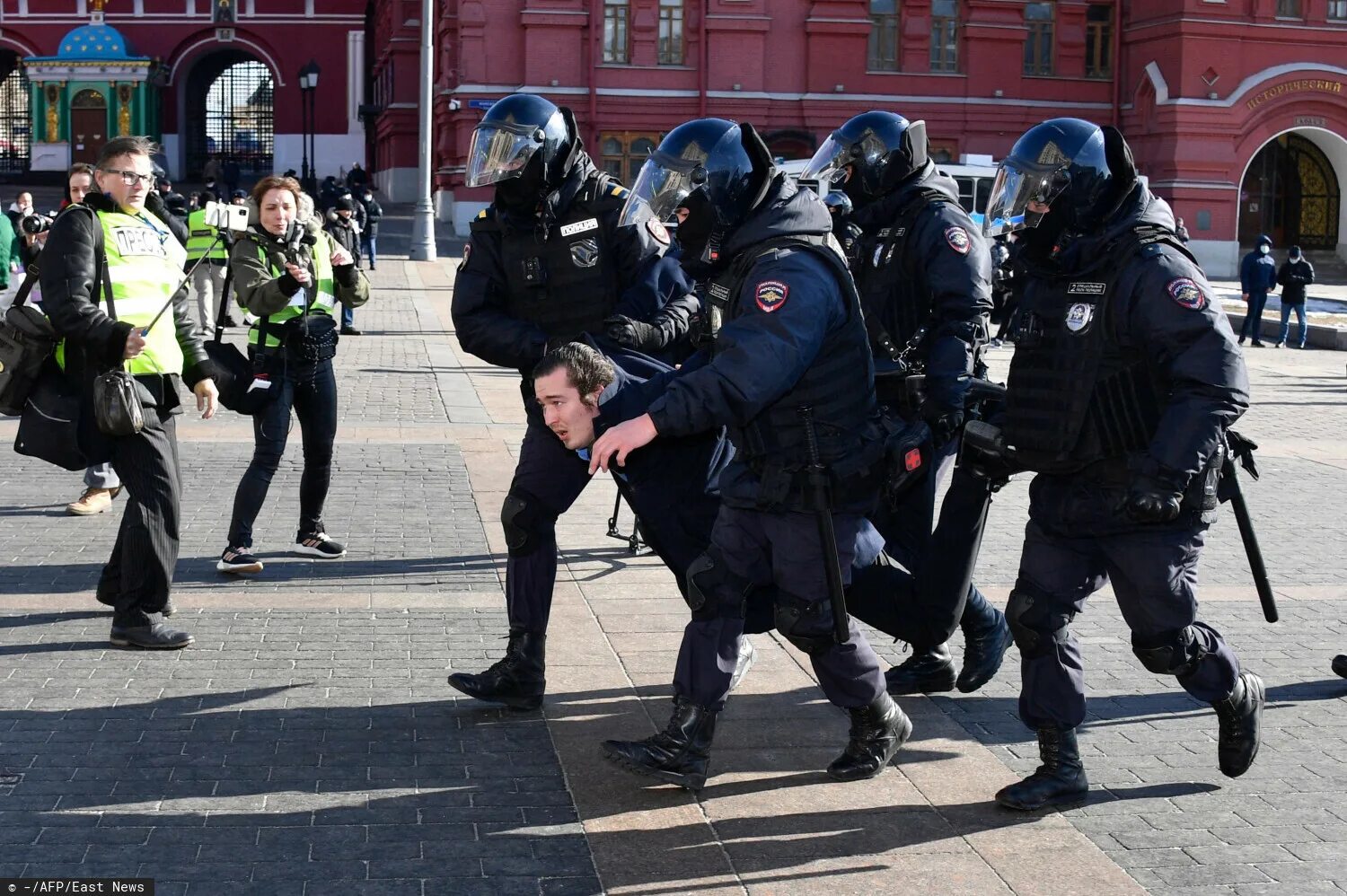 Военные против полиции. Протесты в Москве против войны. Задержание на антивоенных митингах в Москве.