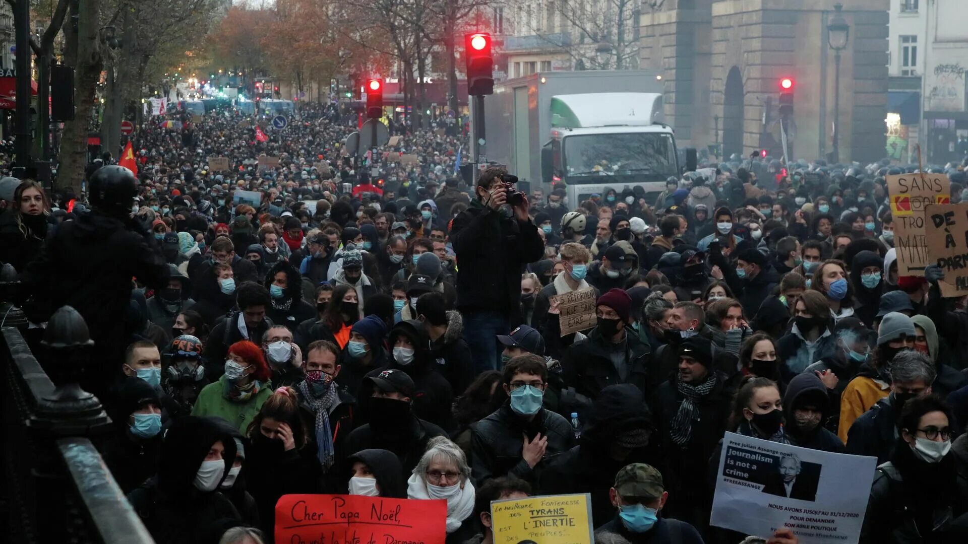 Почему бастует европа. Протесты в Париже 2020. Протесты во Франции сейчас 2022. Митинги в Париже 2022. Протесты во Франции 2021.