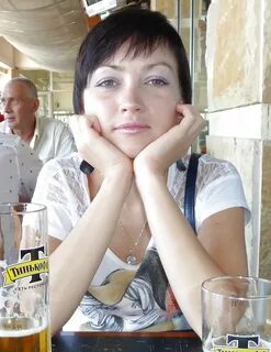 Екі жұп диванда онлайн порно көріп отыр