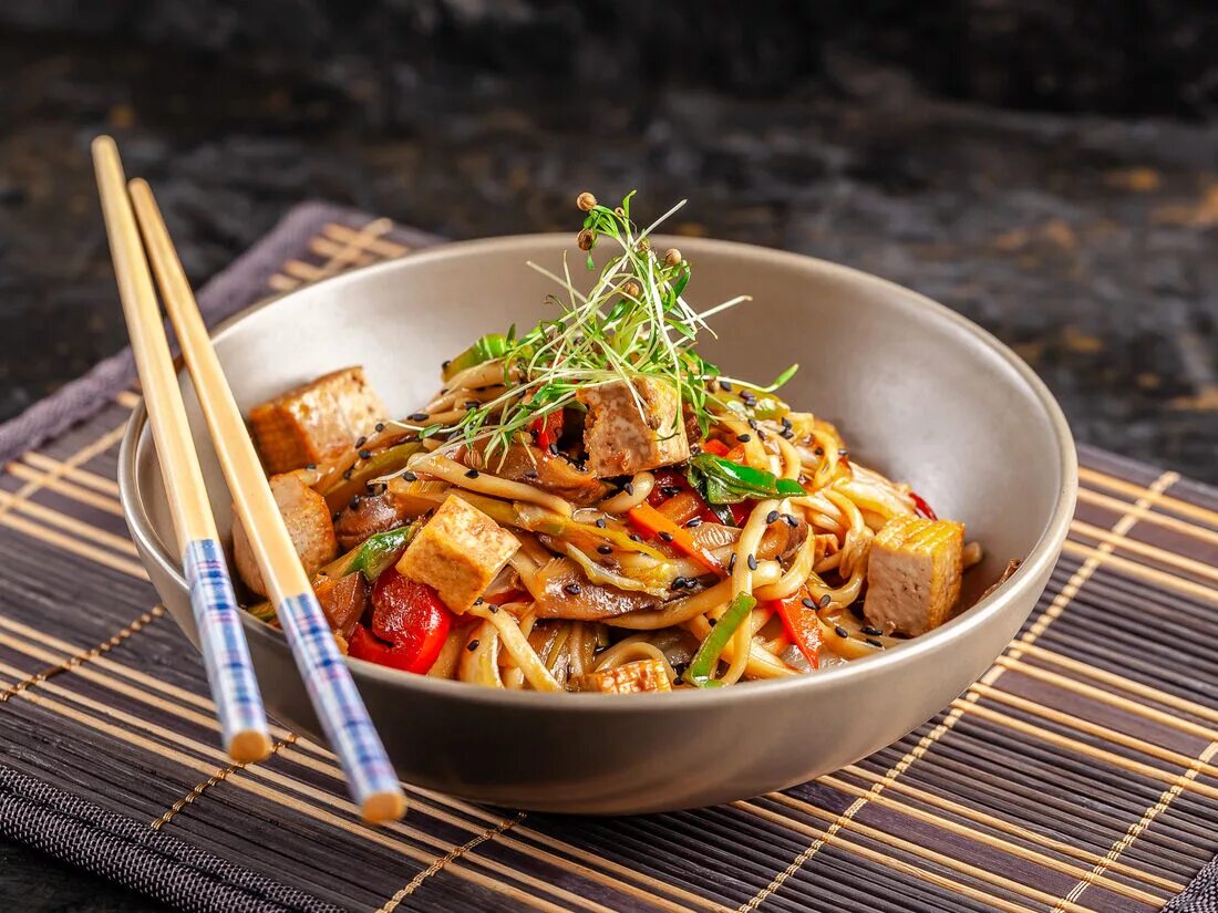 Китайская кухня вок. Китайская кухня вок. Wok удон. Китайская кухня вок. Wok в тарелке.