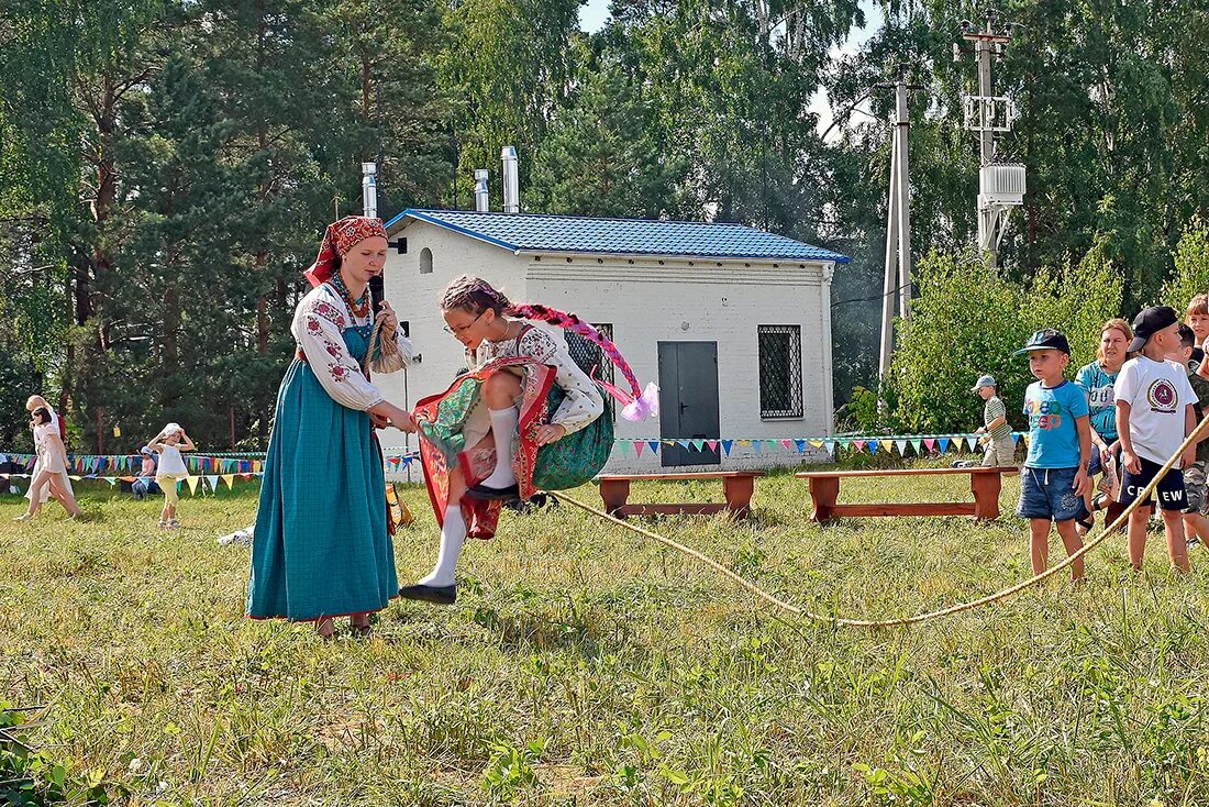 Деревня воря богородское. Озеро голубое воря богородское. семейные традиции. молодёжная деревня.