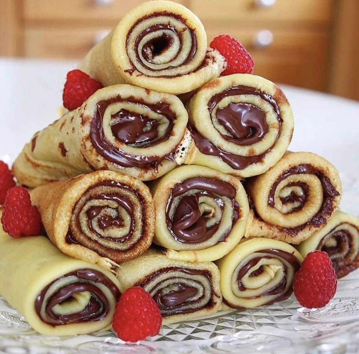 блины с нутеллой и бананом. блины с шоколадной пастой. блины с нутеллой и бананом. блинчики с нутеллой. блинчики с нутеллой и бананами.