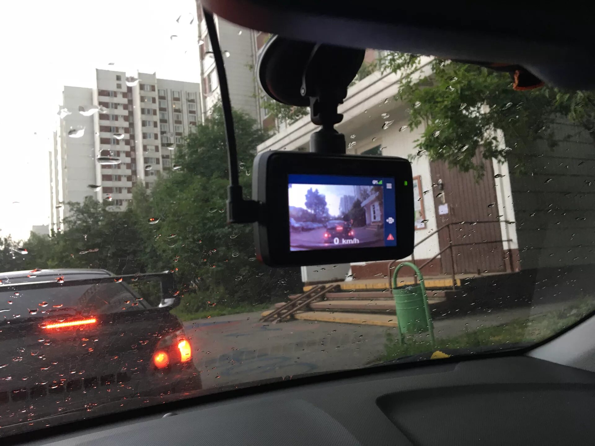 Видеорегистратор сам включается. Mivue 733. место установки видеорегистратора. как работает видеорегистратор в машине.