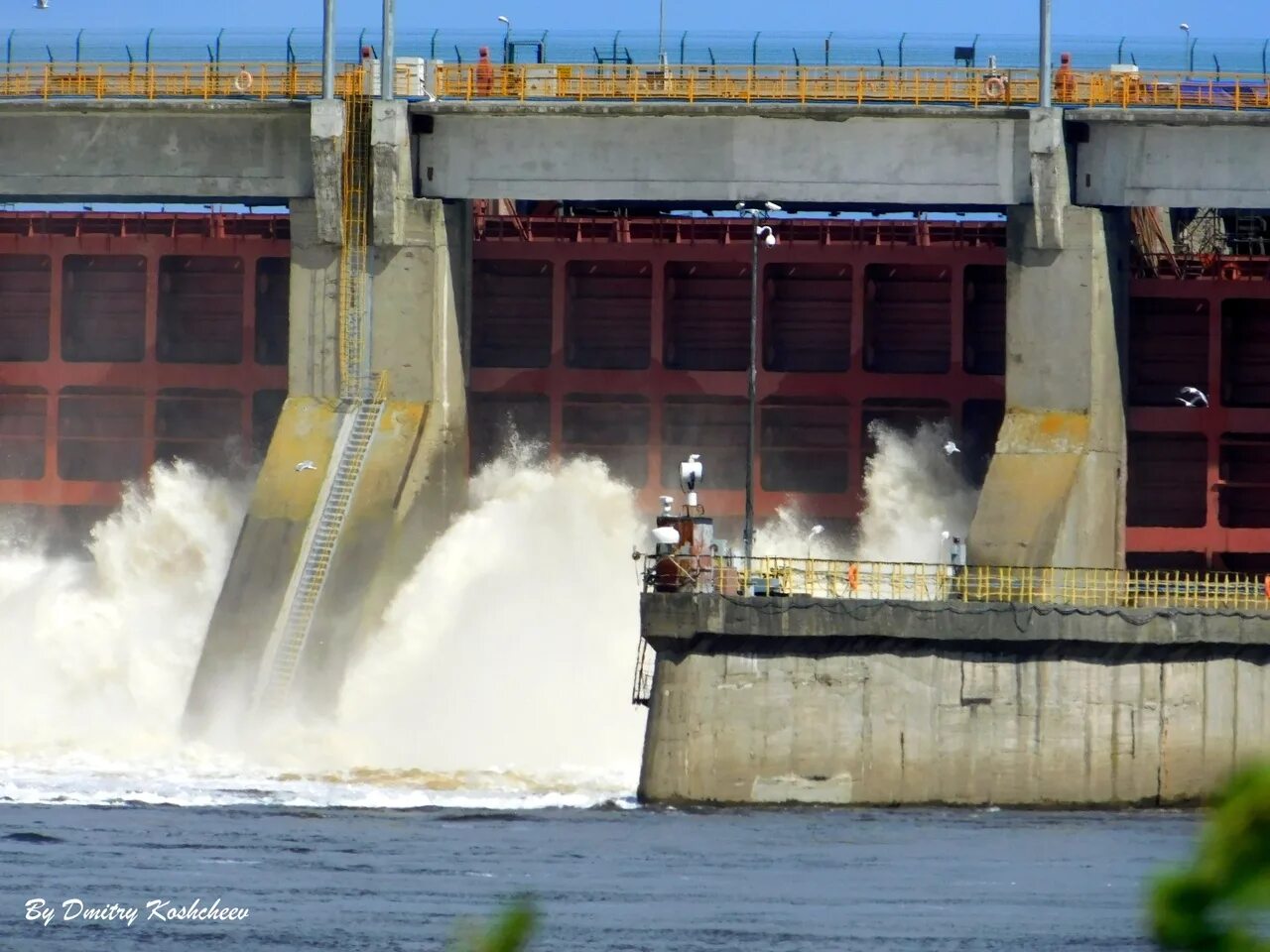 Десногорск сброс воды 2024. Воткинская ГЭС Чайковский. Водосливная плотина Воткинской ГЭС. Воткинская ГЭС шлюз. Сброс воды.