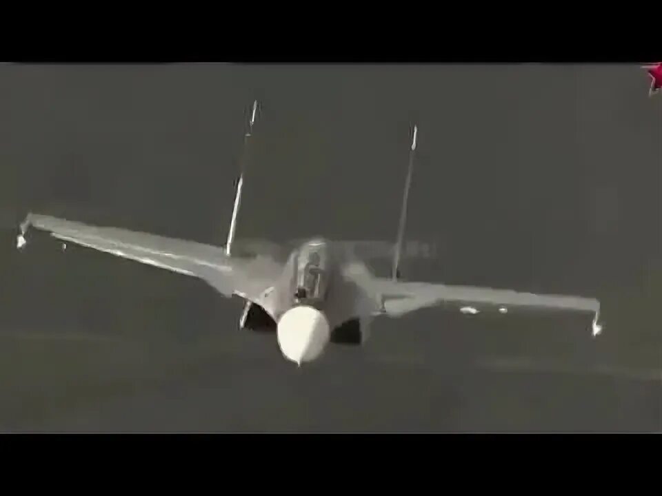 Танцующий самолет. Ил 76 гиф. Видео самолет заглядывает. Су 30 см заглянул внутрь транспортника ил 76. Самолет ангел.