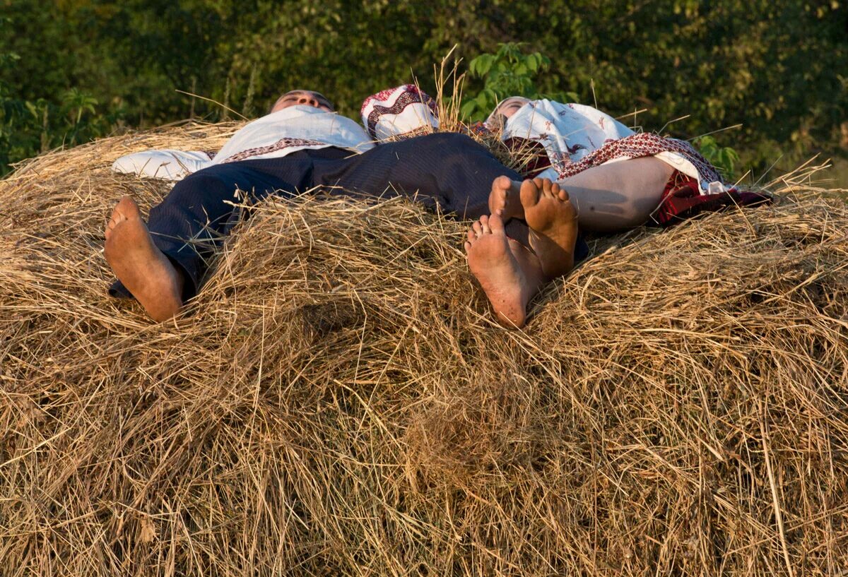 Фотосессия с сеном. Спать на сеновале. Девушки на сеновале. Фотосессия на сене. Копна соломы.