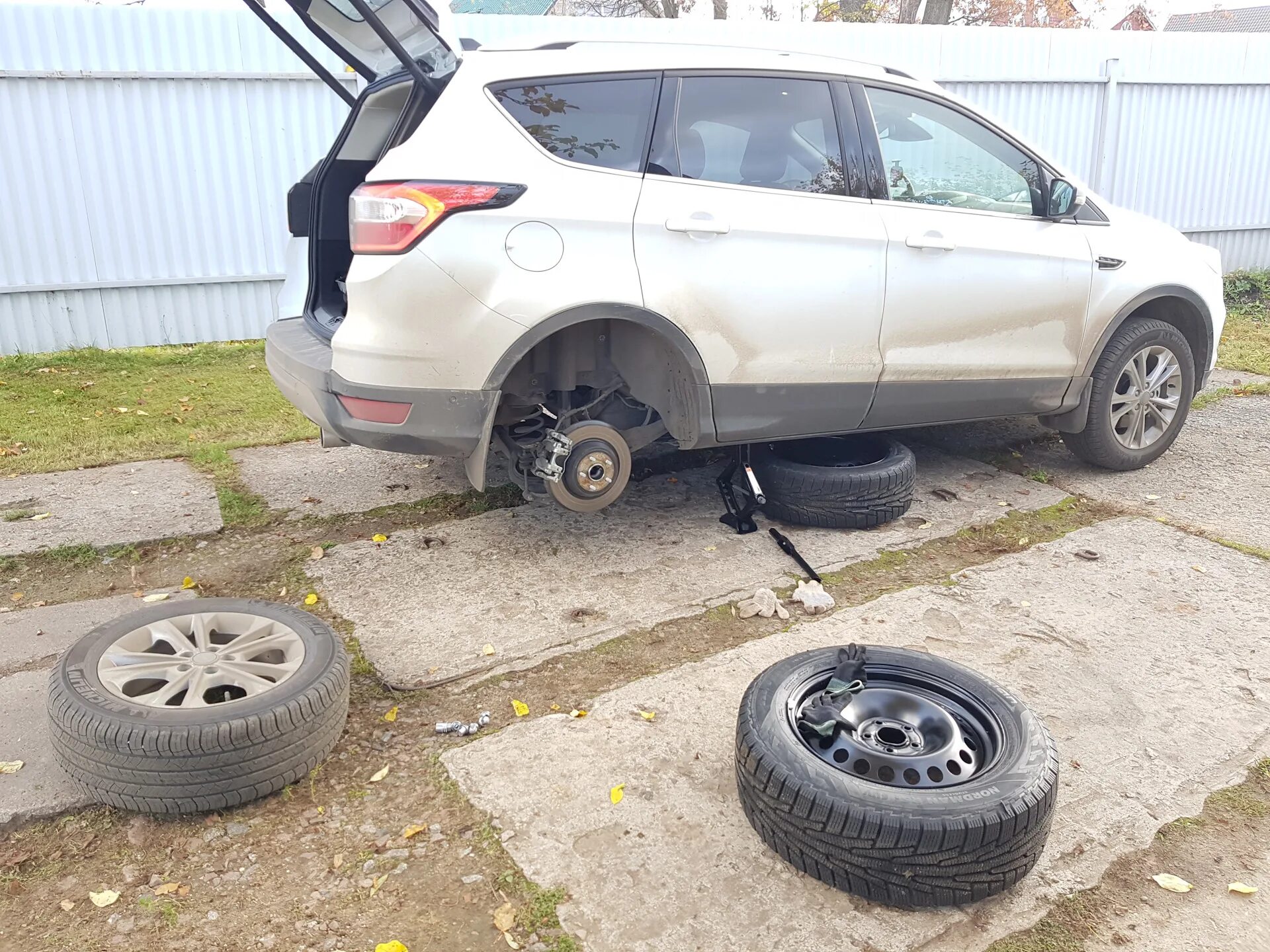 Шины форд куга 2. Ford Kuga 2 резина 225/65 r17. Резина на Ford Kuga 2 225 60 r18. Форд Куга 225/65 r17. 235 60 17 Форд Куга.