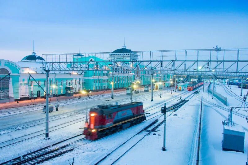 Ржд омск телефон. РЖД вокзал Омск. Вокзал Петропавловск РЖД. Омск-пассажирский перрон. Вокзал Омск зимой.