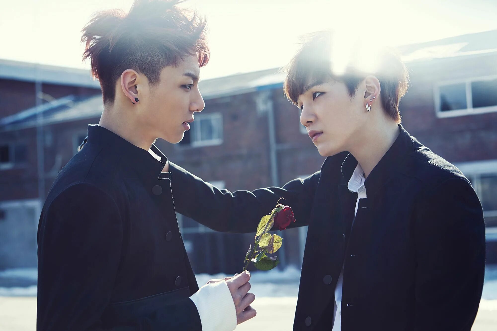 Шуга в кинотеатре. Юнги БТС. Yoonkook БТС. Suga BTS. БТС Шуга и Чонгук.