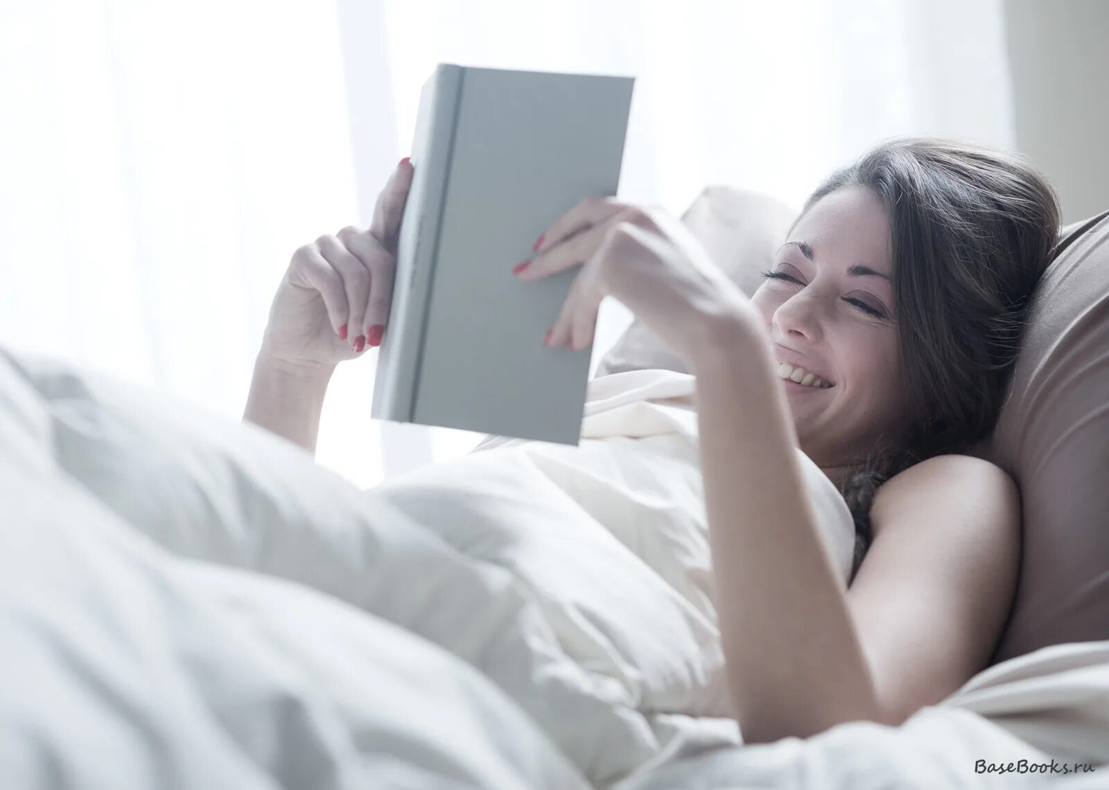 Картинки читаем перед сном. Женщина читает в постели. Читаем перед сном. Читать в кровати. Фото девушки перед сном.