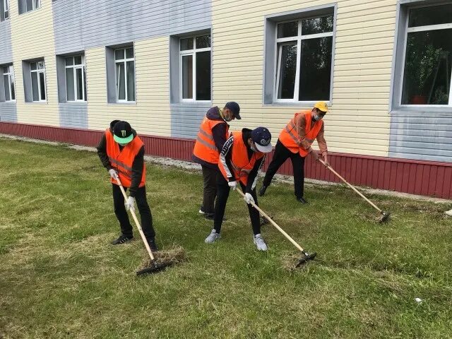 Общественные работы подростков. Трудоустройство детей. Во время летних каникул школьники устроились работать. Работа подростков курьер. Во время летних каникул школьники устроились работать.