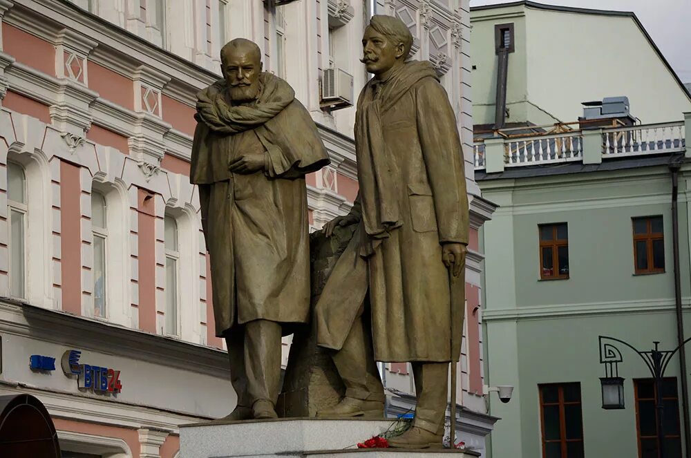 Памятник станиславскому и немировичу данченко в москве. Памятник станиславскому в москве в камергерском переулке. Памятник станиславскому и немировичу-данченко в камергерском. Мхт станиславский и немирович-данченко. Памятник станиславскому и немировичу-данченко в камергерском.