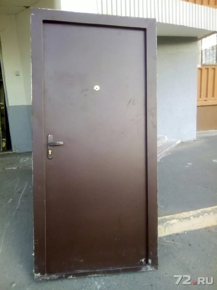 Дверь входная металлическая недорого б у. Металлическая дверь внутреннего открывания. Дверь внутреннего открывания металлические входные. Дверь входная внутреннего открывания правая. Дверь входная металлическая с открыванием во внутрь.