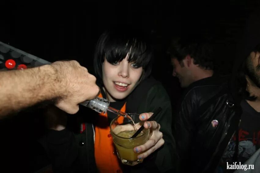 Crystal castles when i was a kid. Элис Гласс. Alice Glass Crystal Castles. Элис Гласс 2021. Элис Гласс 2004.