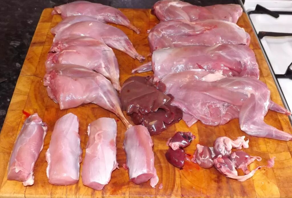 Приготовление мяса кролика мягким. Освежевание тушки кролика. тушка кролика освежеван.