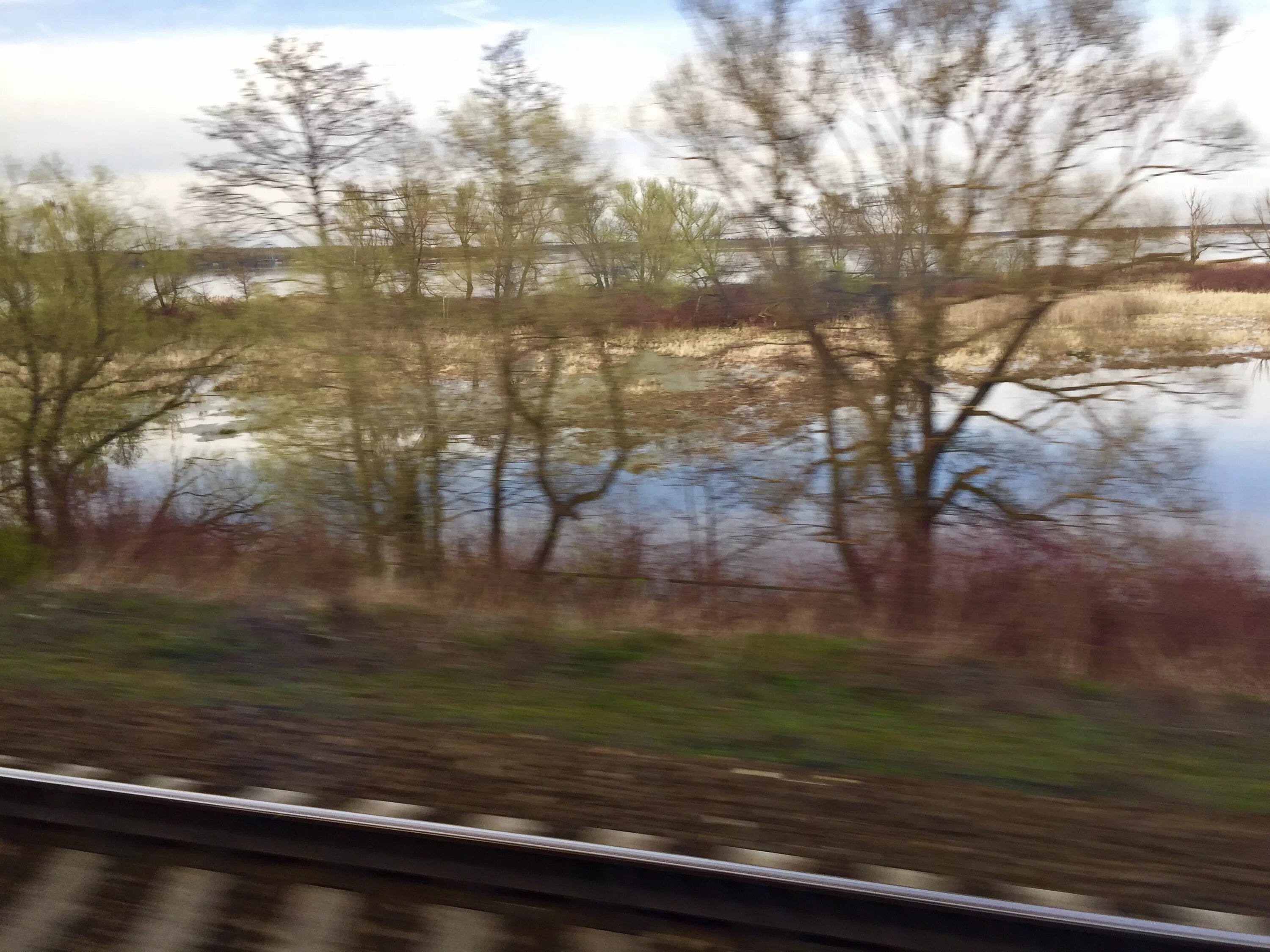 Москвича увидевшего липецк из окна поезда доставили. Вид из поезда. поезд весной. вид из поезда весной. вид из окна электрички весной.