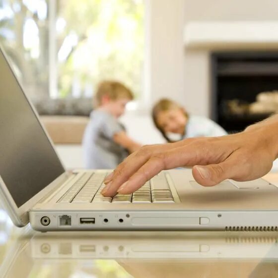 компьютерный мастер. помощь компьютером телефоном. люди с гаджетами. помощь от компьютера. ремонт компьютеров.