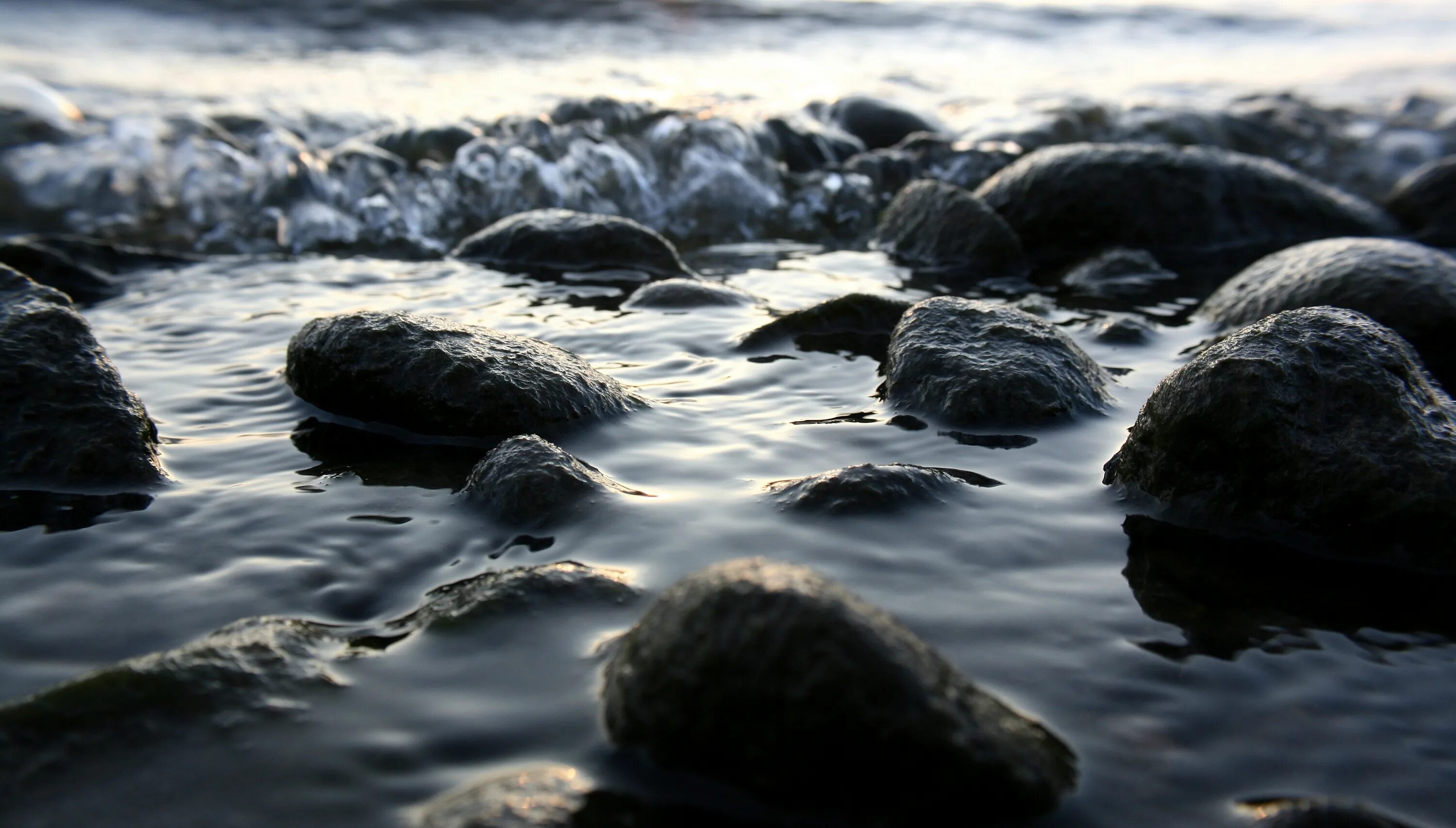 Волновые камни. Камни в воде. вода камень точит. камни вода волны. вода из камня.