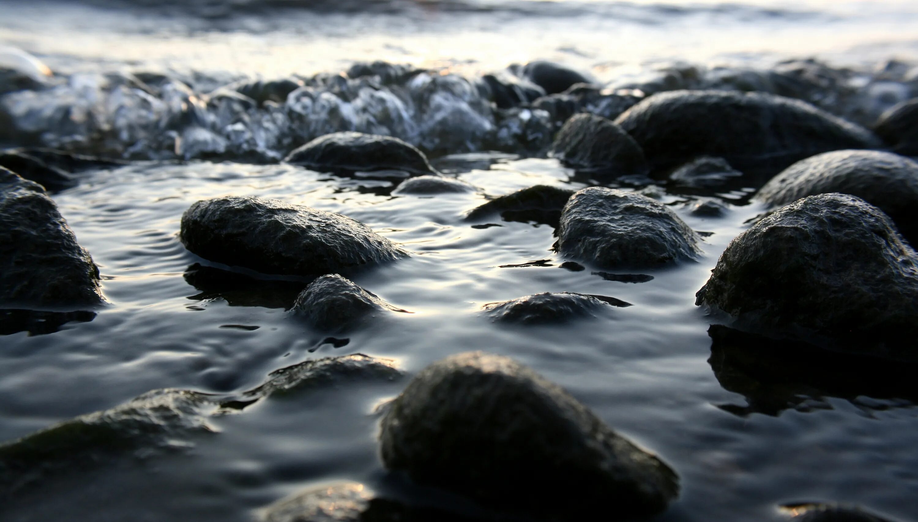 Песни камень и вода. Камни в воде. Камень в воде волны. Вода из камня. Вода камень точит.