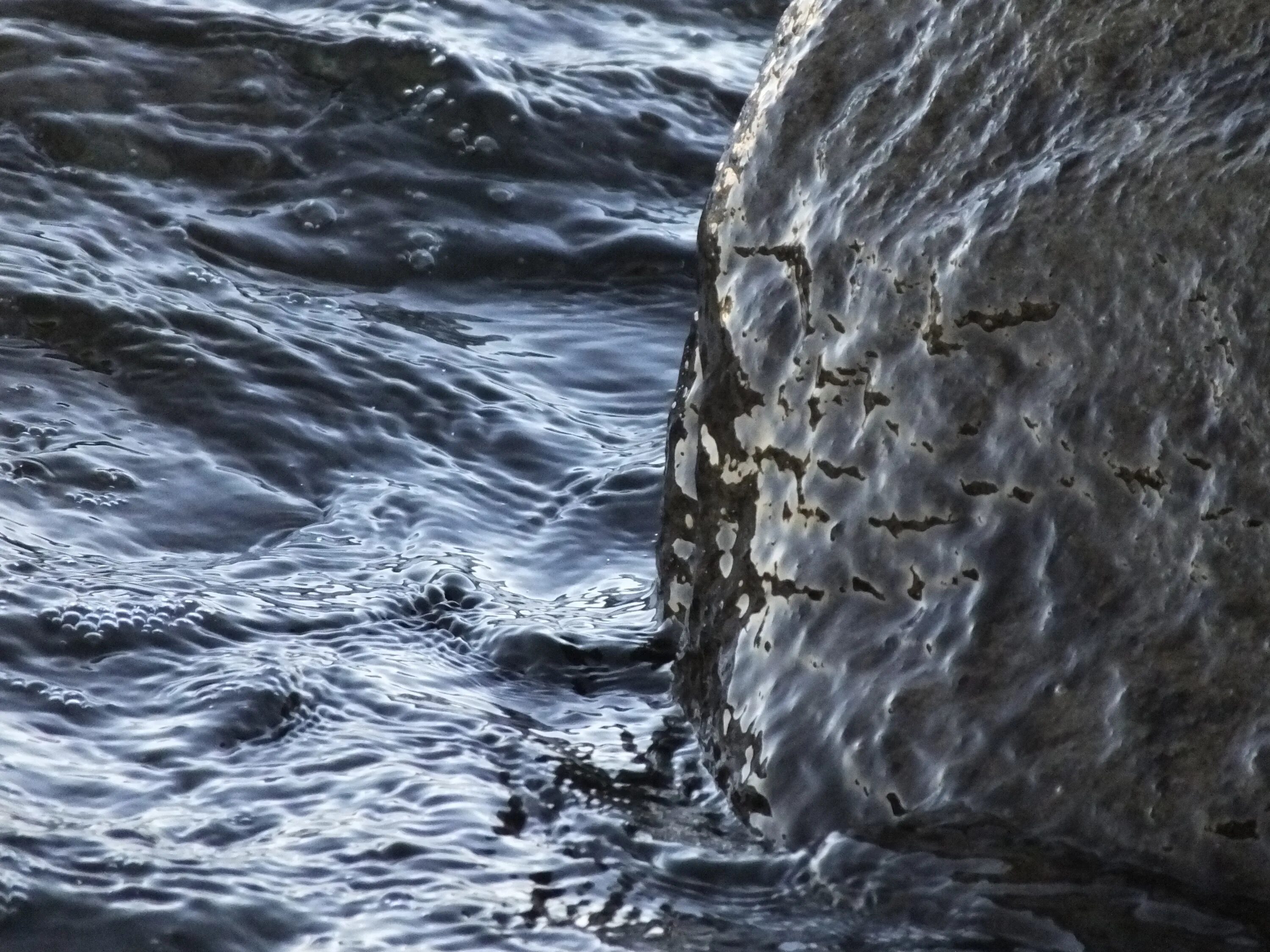 Камень с потоками воды. Вода камень точит. Море точит камни. Поток воды голубой камни. Почему вода камень точит