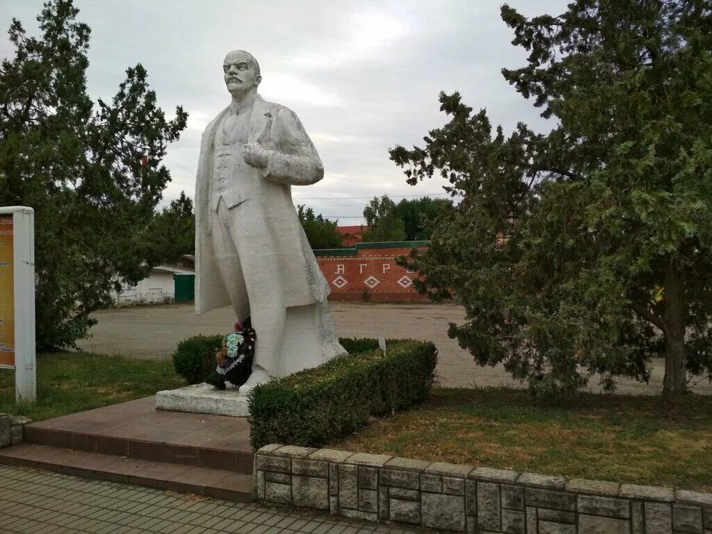 Новокубанск советская. Новокубанск Краснодарский край. Памятник Ленину в Краснодарском крае. Новокубанск памятники. Станица Краснодарский край памятник Ленину.