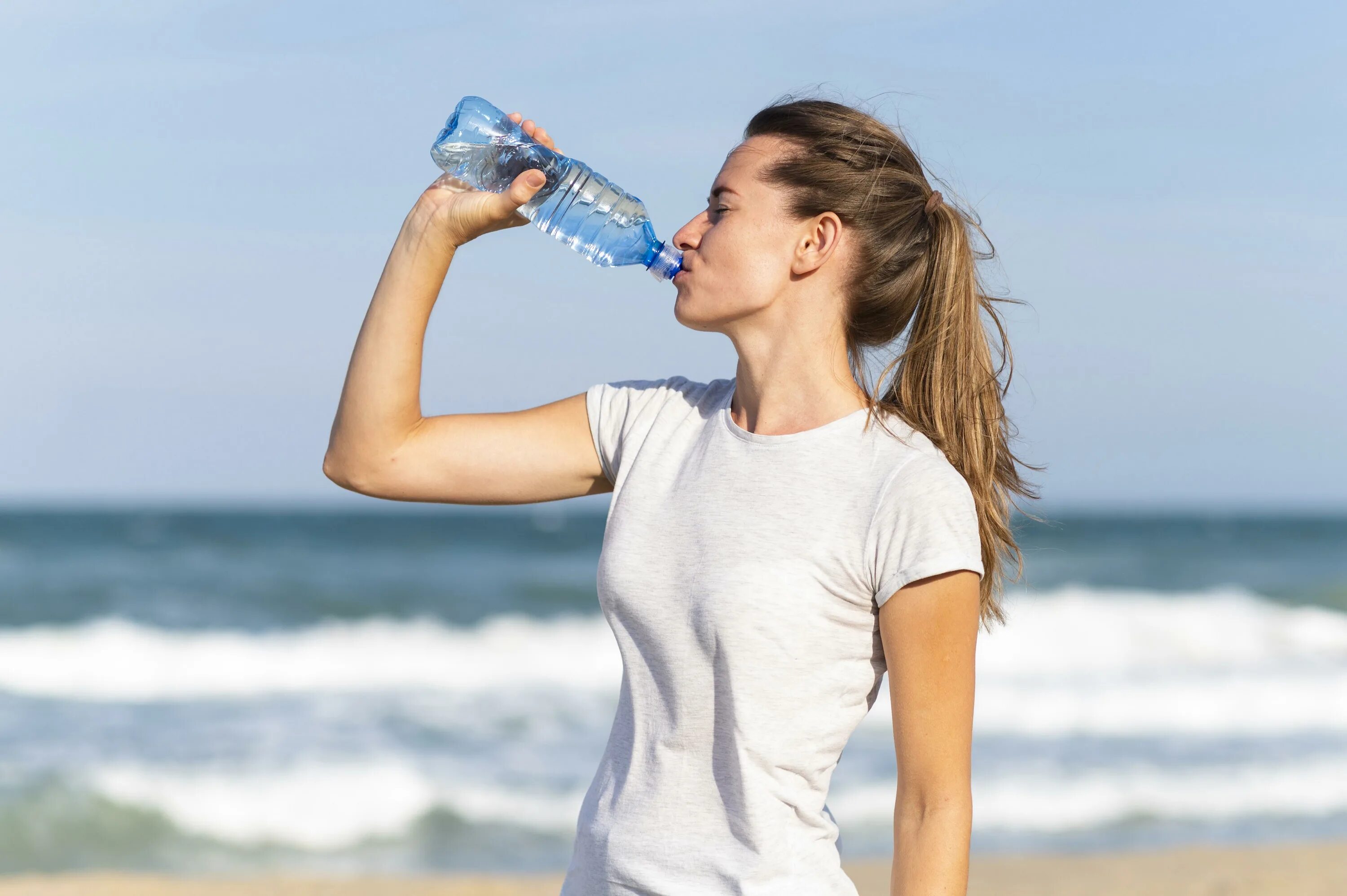 Пить воду. Человек с бутылкой воды. Девушка с бутылкой воды. Питье воды. Питье воды отзывы