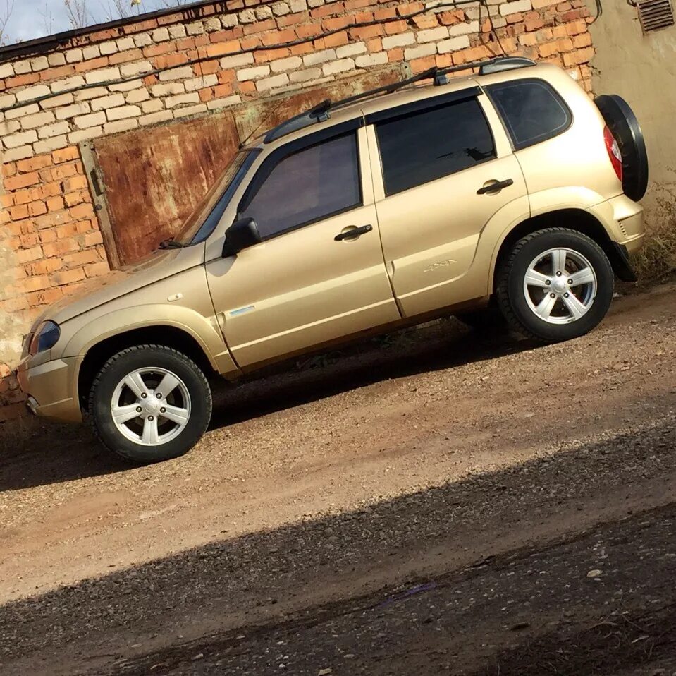 Chevrolet Niva. Нива Шевроле Бертоне эдишн. Нива Шевроле Бертоне 2009. Нива Шевроле Бертоне Золотая звезда.