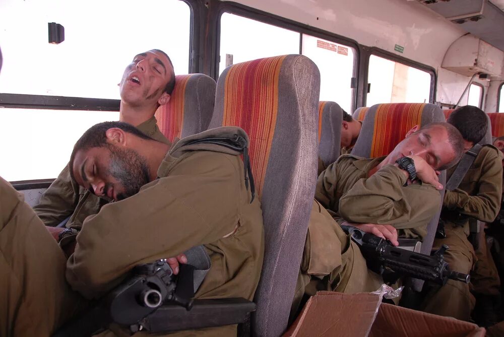 Песня солдата в автобусе. Солдаты 17 сезон. Песня солдата в автобусе. Фото на песню ты и я из кф мы из будущего. Военный автобус.