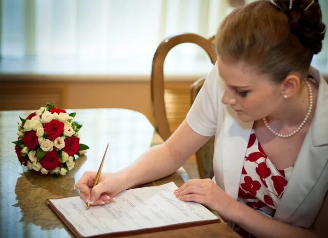 Можно ли в пост расписываться в загсе. Роспись в загсе. Можно ли в пост расписываться в загсе. Роспись брака в загсе. Свадьба роспись.