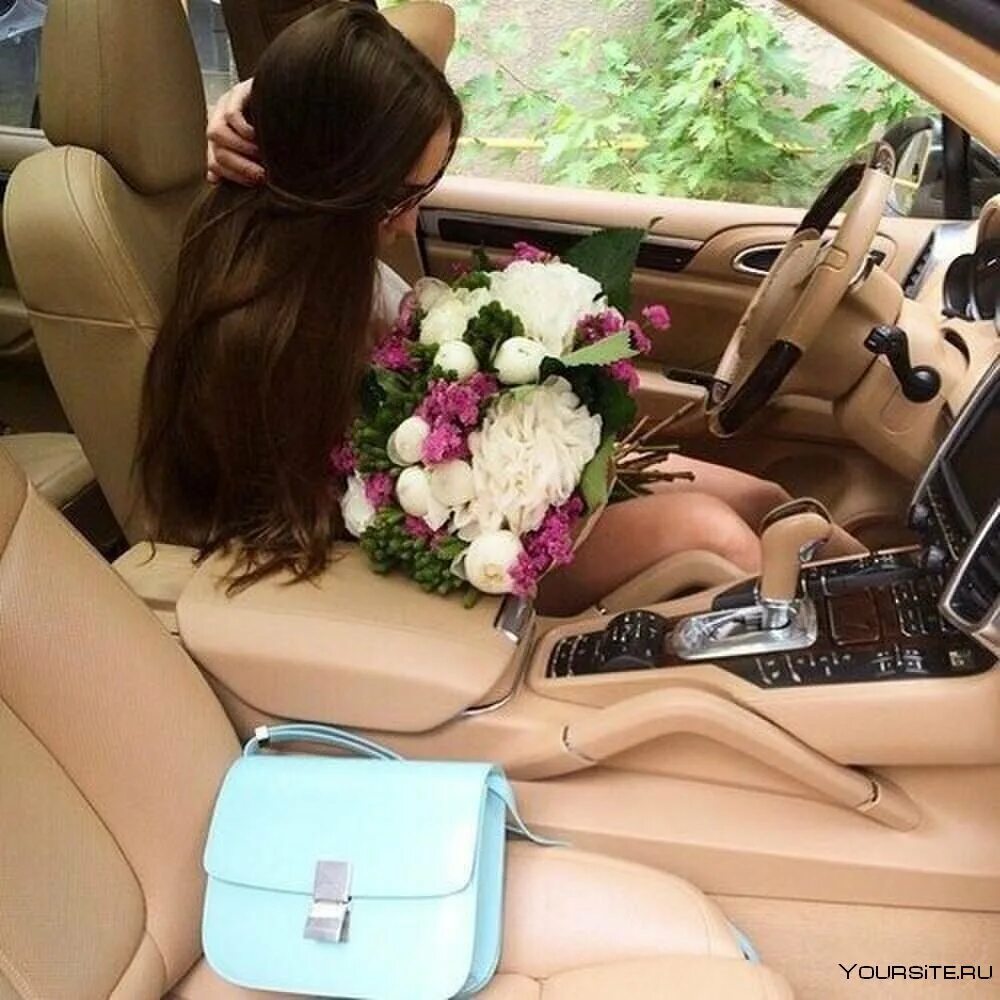 Luxury girl сын. Цветы в салоне машины. Девушка с букетом в машине. Красивые богатые девушки. Жевкшкп с цветами в машине.