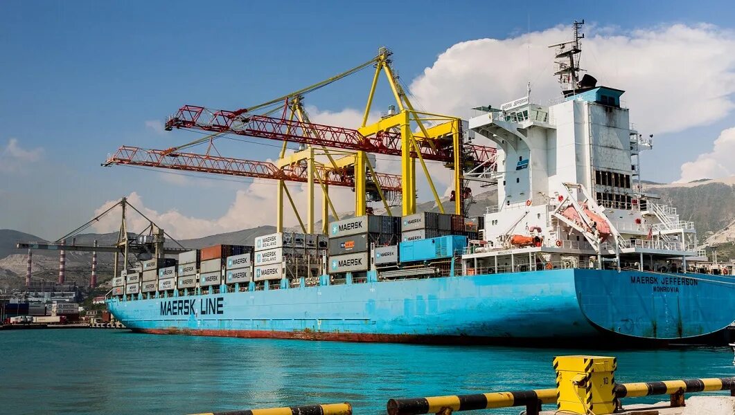 Транспортно-экспедиторские услуги. Экспедитор в порту. Контейнеровоз маерск. Умный порт. Транспортный экспедитор.