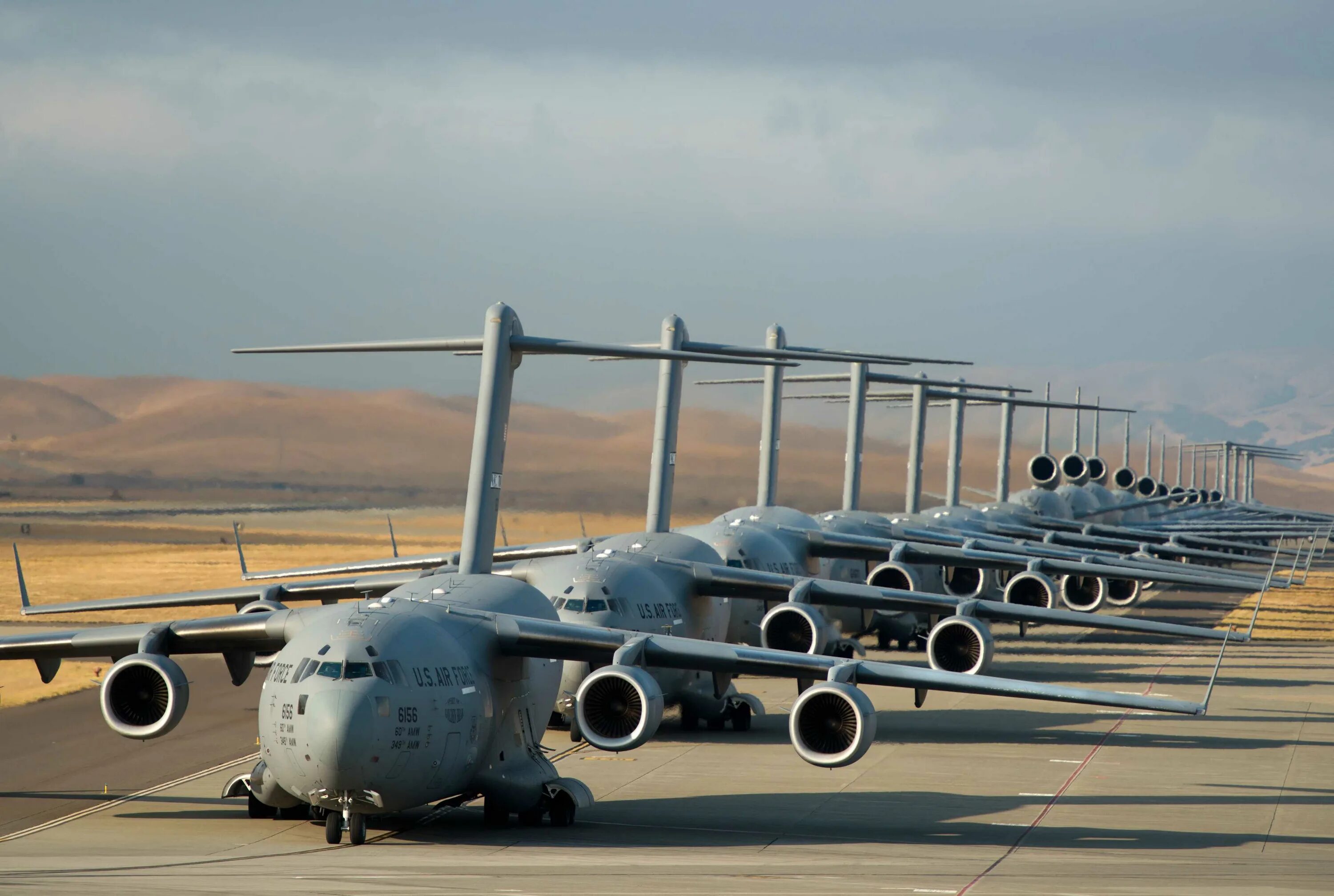 Самолет из россии в сша. C 17 Globemaster ВВС США. Boeing c-17 Globemaster III. Американский грузовой самолет c17 Globemaster. Boeing c-17 Globemaster III грузовые самолёты.