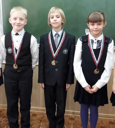 1 сентября школа 216 новосибирск. Отличительный знак для класса в школе. Дресс код в школе для учеников. Школа барвиха москва. Групповая фотография класса.