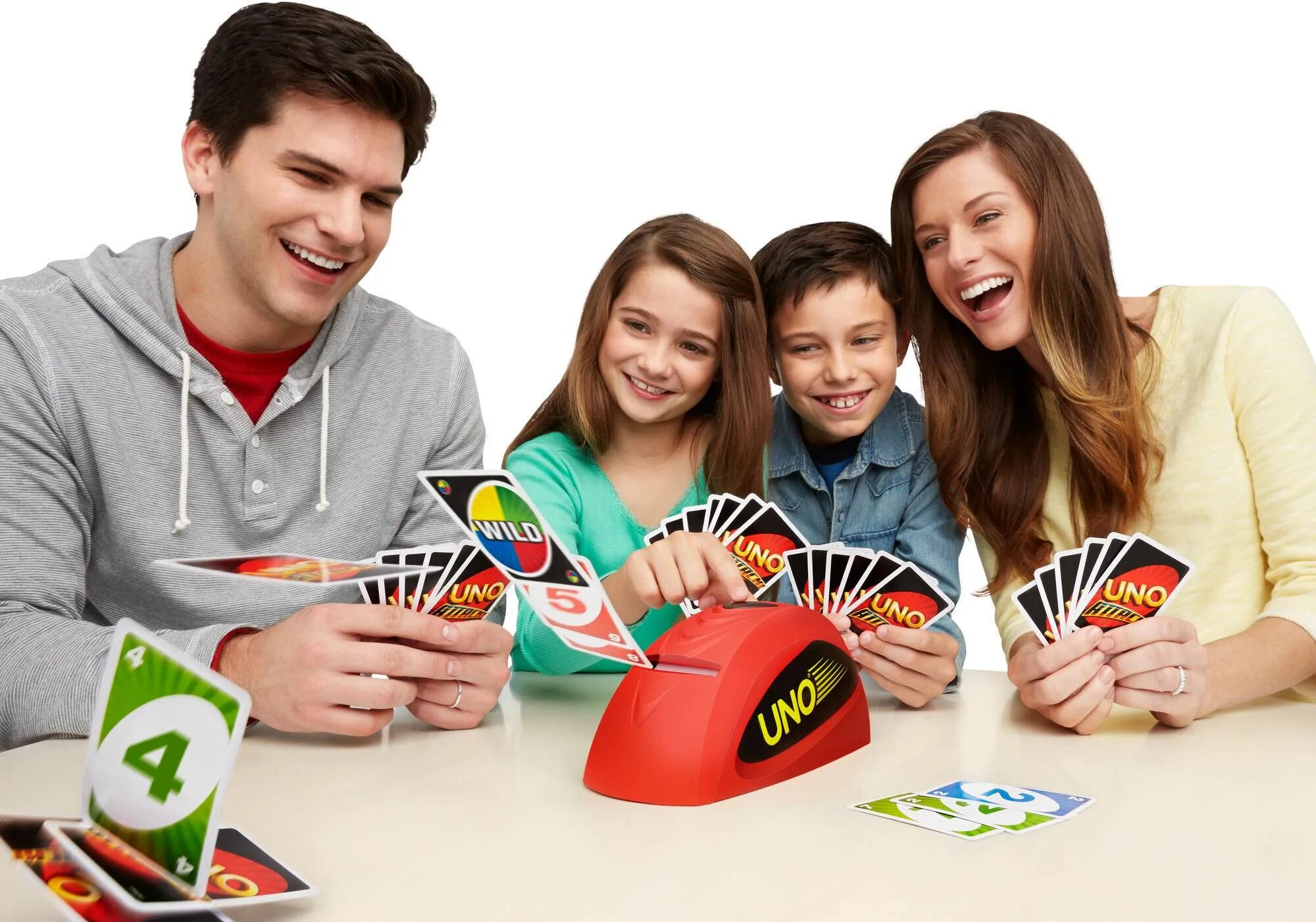 Настольные игры для всей семьи. Люди играющие в настольные игры. Настольная игра «о семье». Дети играют в настольные игры.