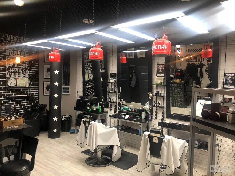 Topgun barbershop спб. Топ ган санкт петербург. Рабочее место для барбершопа. Барбер джонни. Top gun питер.