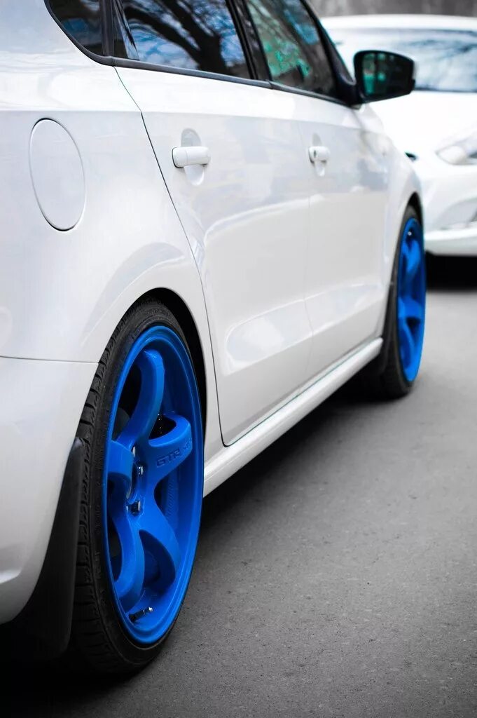 Синие диски. Сине белые диски. Форд фокус 3 стенс. Двухцветные диски. Синие диски на белой машине.