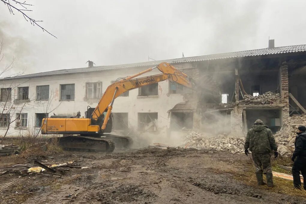Снос домов. Снос барнаула. Городская свалка мусора рыбинск. Слом домов. Аварийный дом барнаул.